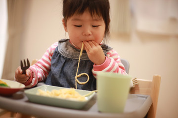食事する女の子