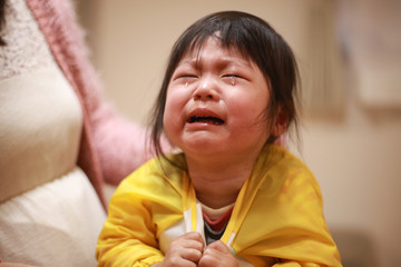 食事エプロンを嫌がる女の子