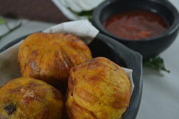Papas Rellenas y Salsa Roja