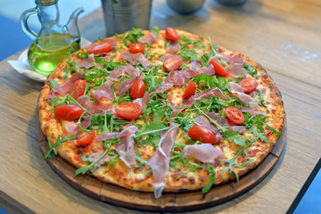 pizza with mushrooms and cheese and ham and tomato