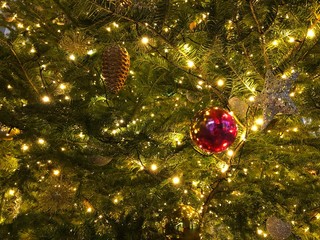 Obraz na płótnie Canvas christmas ball on tree