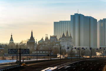 Naklejka premium Cityscape on a frosty winter morning in backlight