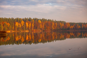 Jezioro jesień drzewa chmury niebo