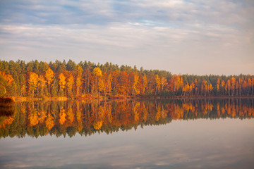 Jezioro jesień drzewa chmury niebo