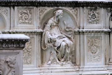 Fototapeta na wymiar Basso rilievi dalla fontana di Piazza del Campo, Siena Italia