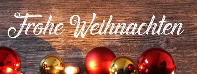 Weihnachtsgrüße mit Text und Christbaumkugeln