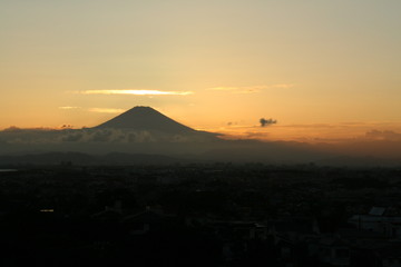 富士山を望む風景 夕暮れ時のシルエット写真素材