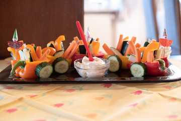 Gemüsezug kleine Eisenbahn aus Gemüse Sticks Paprika, Karotte, Gurke mit Joghurtdip für Kinder
