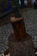 Brennholz mit der Axt spalten