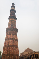 Obraz premium The Qutb Minar is a minaret that forms part of the Qutb complex, a World Heritage Site in the Mehrauli area of Delhi, India.