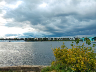 Obraz premium Autumn clouds over the great river Volga