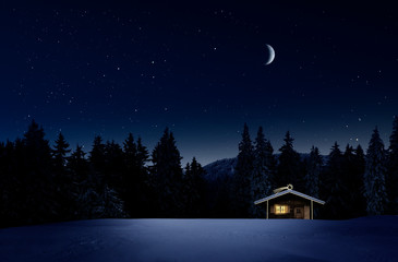 Weihnachtlich beleuchtete Hütte in Kalter Winternacht mit Sternenhimmel