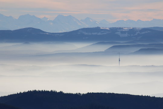 Sendeturm St. Chrischona ragt aus dem Nebel bei L&ouml;rrach und Basel