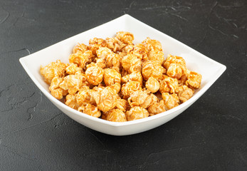 Caramel popcorn in bowl