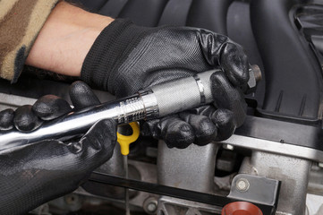 Car repair shop. Setting the appropriate tightening force on the torque wrench.