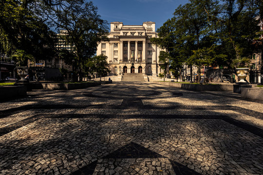 Pra&ccedil;a Mau&aacute; com edif&iacute;cio da prefeitura da cidade de Santos ao fundo. Cidade do litoral do Estado de S&atilde;o Paulo, Brasil.