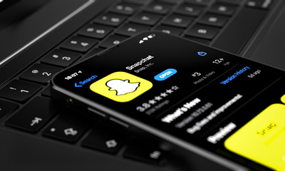 Snapchat stratégie marketing Snapchat application in AppStore, displayed on Future new iPhone 12 Pro concept in silver color - home screen displayed, 3d illustration