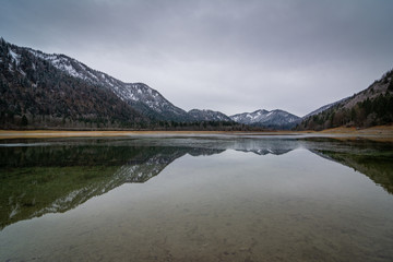 Fototapeta na wymiar Berge und See in den Alpen im Winter