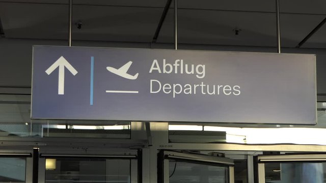 Schild Abflug an Flughafen