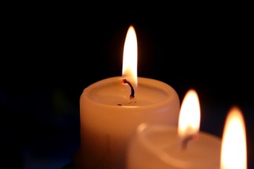 warmes Licht einer brennenden Kerze