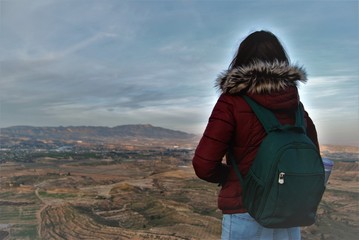 chica contemplando la vista desde una montaña