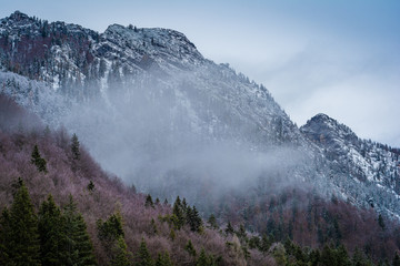 Berge und Wolken mit Schnee im Winter - Alpen