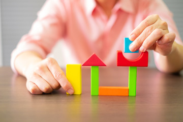 A man playing block geometr closed up