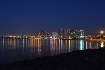 luces en la bahia reflejo enel mar