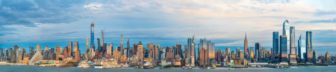 Fototapeta na wymiar View of Manhattan skyline at sunset, New York City, United States