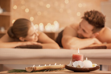 Young couple relaxing in spa salon - obrazy, fototapety, plakaty