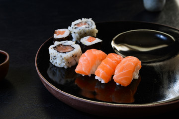 Sushi. Comida japonesa, niguiri, salmão, atum, skin