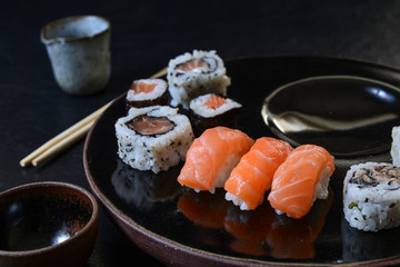 Sushi. Comida japonesa, niguiri, salmão, atum, skin