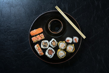 Sushi. Comida japonesa, niguiri, salmão, atum, skin