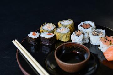 Sushi. Comida japonesa, niguiri, salmão, atum, skin