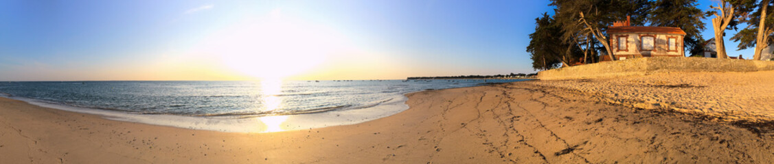 Plakat Levé de soleil sur une plage de Noirmoutier en France