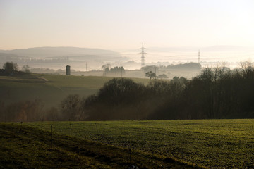 Inversionswetterlage mit Nebel und Sonnenschein &uuml;ber dem Rheintal bei Koblenz Anfang Dezember 2019 - Stockfoto