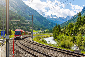 Obraz na płótnie Canvas train in the mountains of switzerland