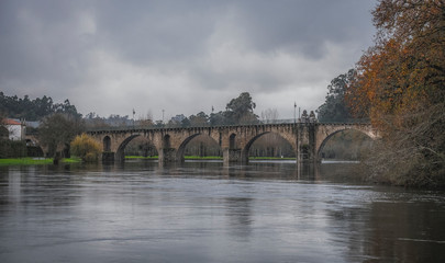 Fototapeta premium Bonita ponte de pedra antiga sob o rio