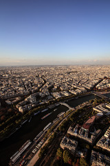Cidade de Paris, na França, como vista do alto da Torre Eiffel