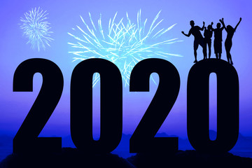 2020 mit Feuerwerk und tanzenden Menschen