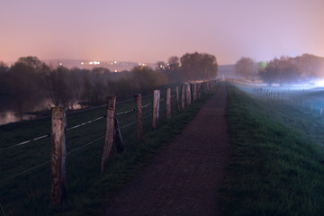 Fototapeta premium Wanderweg unter der Ruhrtalbrücke bei Nacht und Nebel