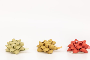 Noël trois noeuds en bolduc or argent et rouge en ligne pour la décoration des cadeaux de noël avec espace texte sur fond blanc