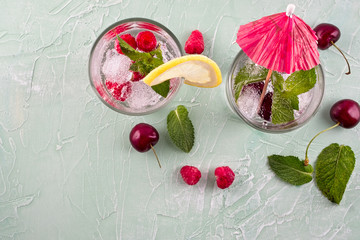 Water detox with fresh raspberries and mint leaves - 309851299