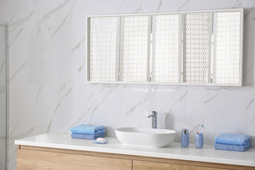 Obraz na płótnie Canvas Modern mirror and vessel sink in stylish bathroom