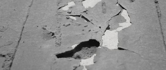 Intonaco del muro danneggiato - umidità di risalita