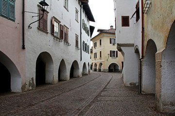 case antiche e portici nel centro storico di Egna (Bolzano)