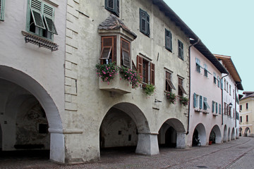 Fototapeta na wymiar case antiche e portici nel centro storico di Egna (Bolzano)