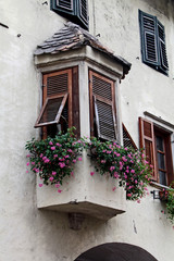 Fototapeta na wymiar erker di una casa antica nel centro storico di Egna (Bolzano)