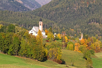 autunno in Val di Fiemme: la chiesa parrocchiale di Daiano (Trentino)