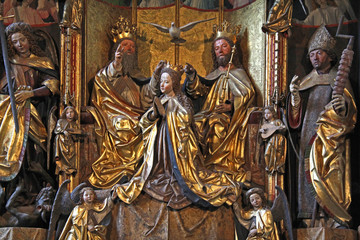 incoronazione di Maria tra i Santi Michele ed Erasmo; altare scolpito di Michael Pacher nella vecchia chiesa parrocchiale di Gries (Bolzano)